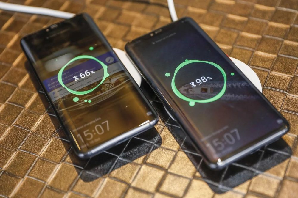 Huawei Mate 20 Pro, Huawei Mate 20 Pro vs Samsung Galaxy S10: Ποιο έχει την καλύτερη αντίστροφη ασύρματη φόρτιση