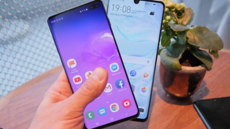 Huawei P30 Pro πλάι στο Samsung Galaxy S10+ [hands-on video]