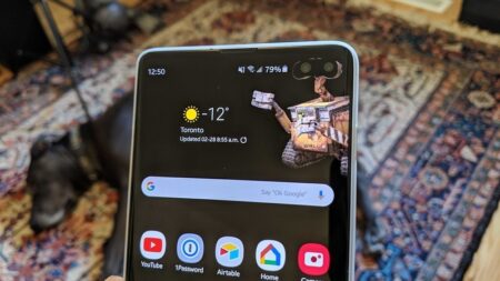 Οι κάτοχοι των Samsung Galaxy S10 διασκεδάζουν με τα hole punch wallpapers