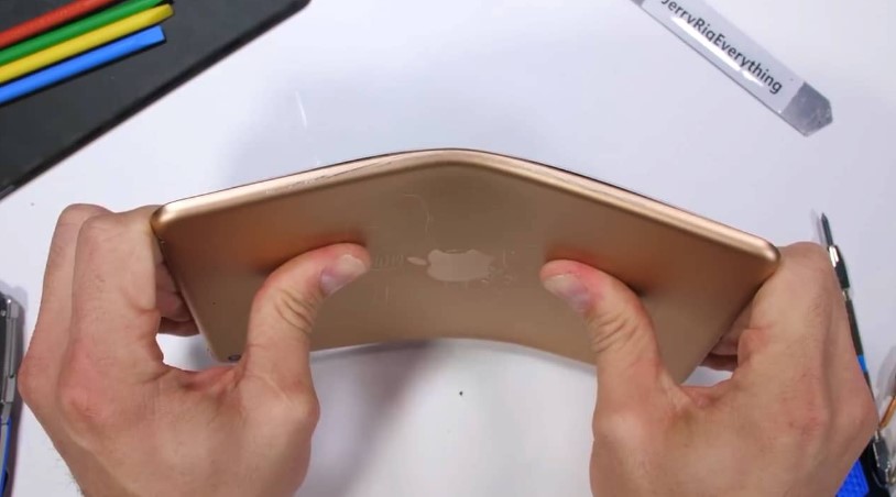 iPad mini, Το νέο iPad mini λειτουργεί ακόμα και αν λυγίσει στα χέρια του Jerry Rig