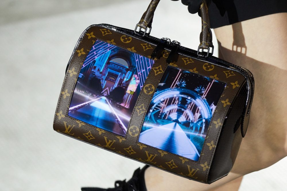 Louis Vuitton, Η Louis Vuitton βάζει οθόνες και browsers σε τσάντες της