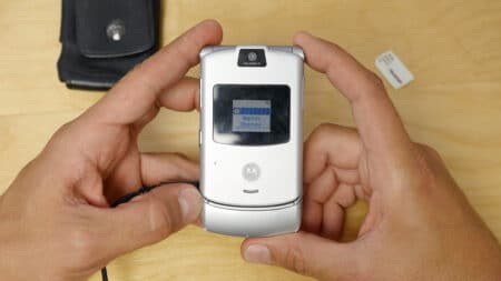 Motorola RAZR V3: Retro hands-on video από το Techblog