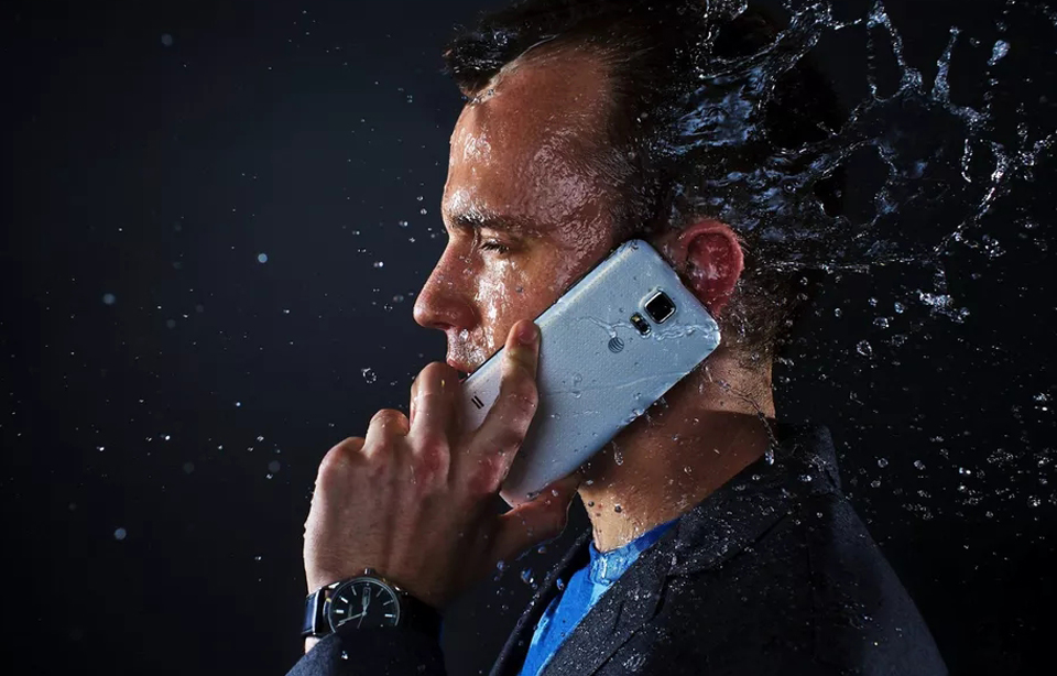 Samsung, Επιτροπή καταναλωτών μηνύει τη Samsung διότι διαφημίζει ως αδιάβροχα τα smartphones ενώ δεν είναι