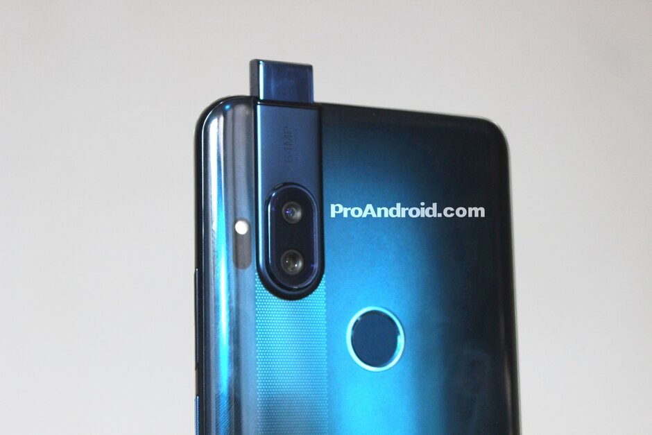 Motorola One, Motorola One: Θα έχει pop-up selfie 32MP, Snapdragon 675 και LED ring light