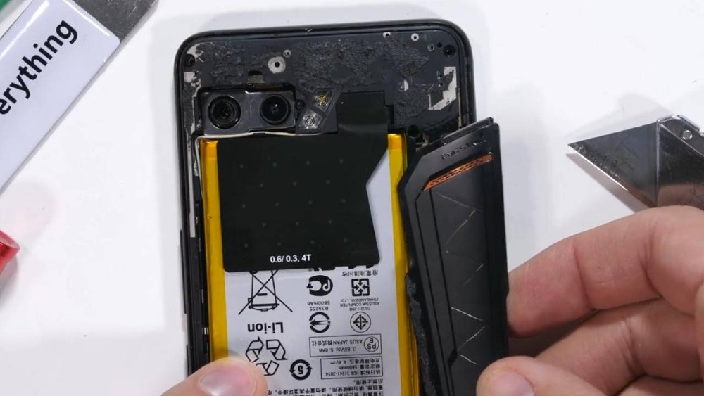 , Asus ROG Phone 2: Το άνοιγμα στην πλάτη προσφέρει μόνο παθητική ψύξη