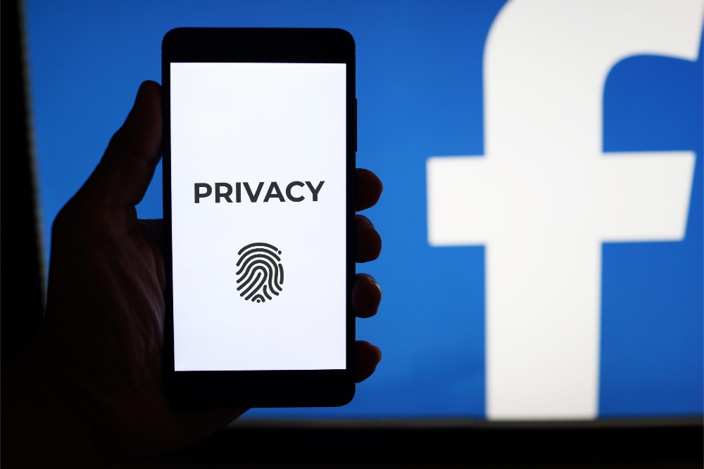 , Facebook και Google κάνουν &#8220;επίθεση στην ιδιωτικότητα&#8221; σύμφωνα με την Διεθνής Αμνηστία