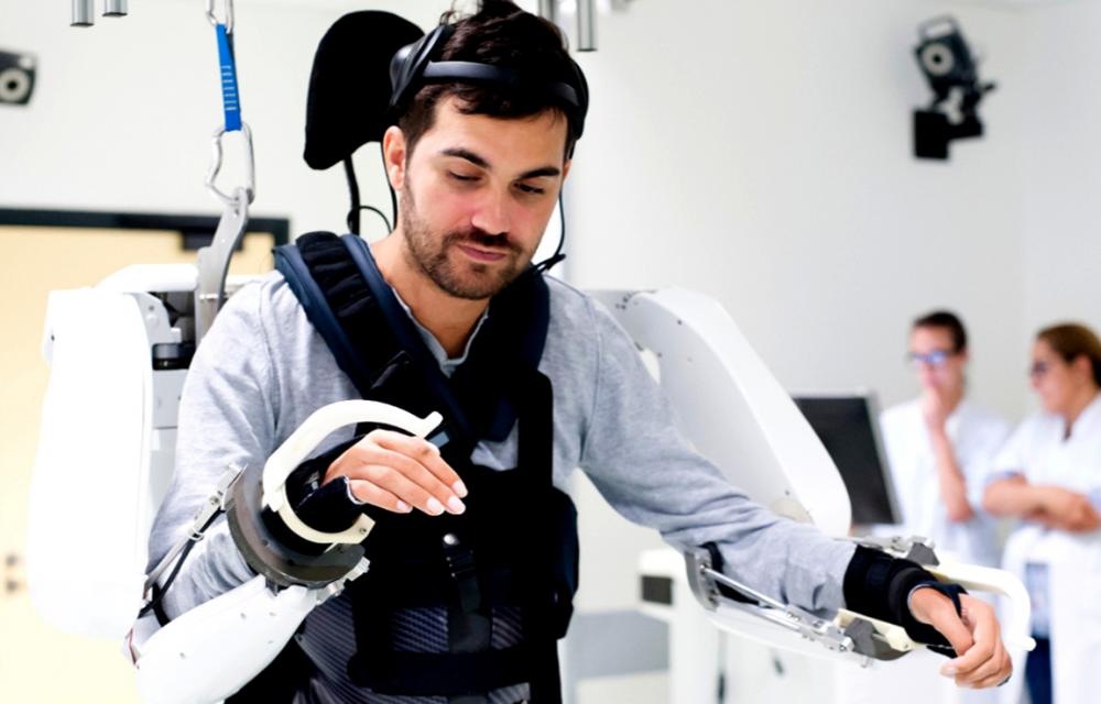 εξωσκελετό, Τεχνολογικό θαύμα: Περπατά με εξωσκελετό τον οποίο ελέγχει με το μυαλό του
