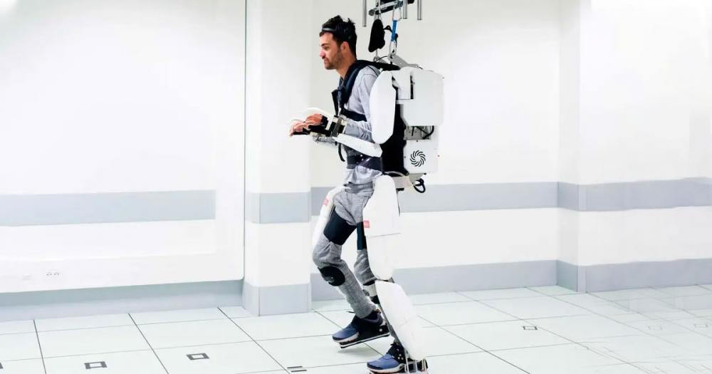 εξωσκελετό, Τεχνολογικό θαύμα: Περπατά με εξωσκελετό τον οποίο ελέγχει με το μυαλό του