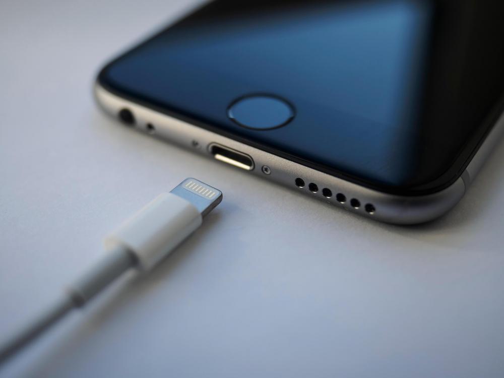 Apple, Apple: Η αποκλειστική χρήση USB type-C θα βλάψει την καινοτομία