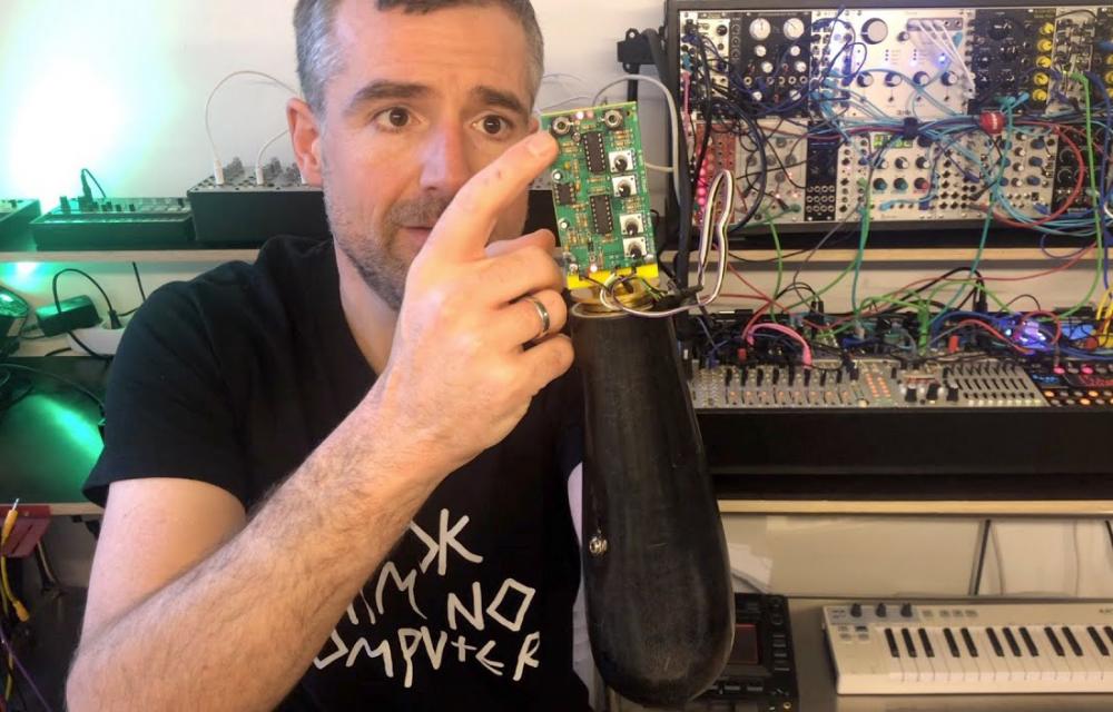 ρομποτικό χέρι, Ερασιτέχνης ελέγχει synthesizer με τη σκέψη και το ρομποτικό χέρι του