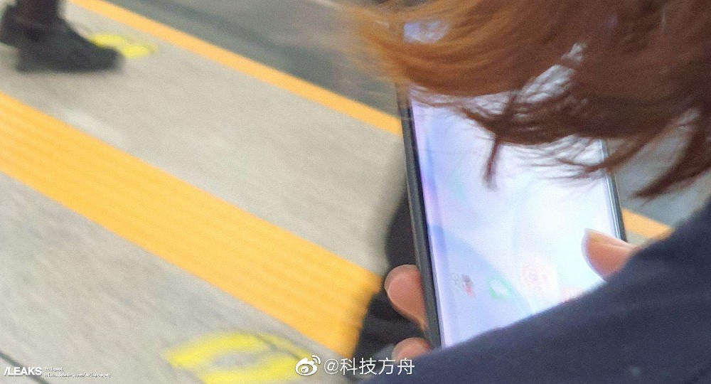 , OnePlus 8 Pro: Φωτογραφήθηκε στα χέρια χρήστη