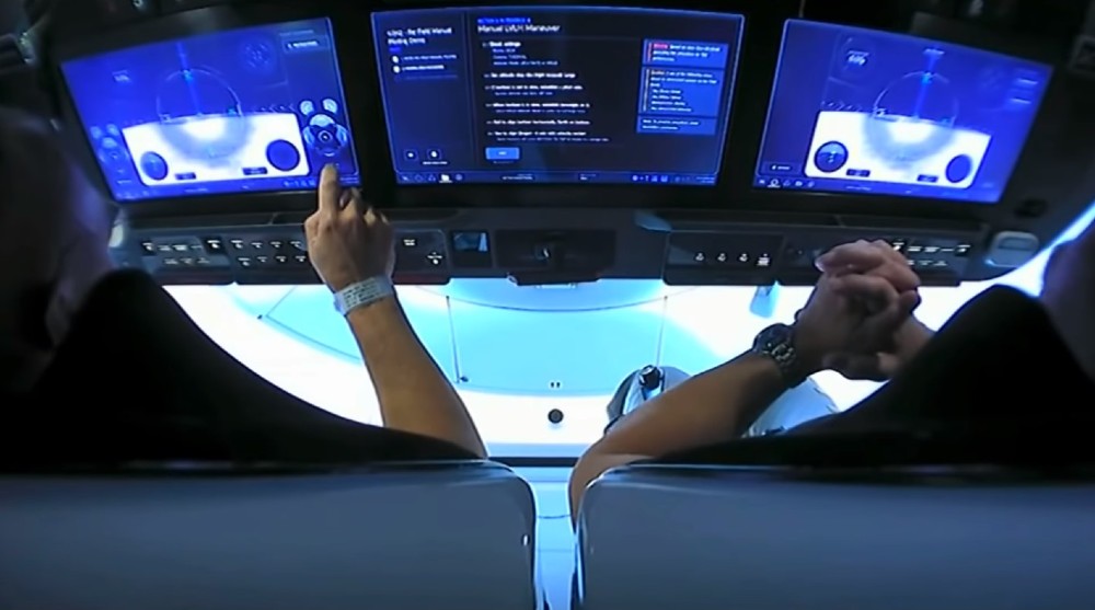 , Δείτε τους αστροναύτες της NASA να πιλοτάρουν το SpaxeX Crew Dragon μέσα από οθόνες αφής