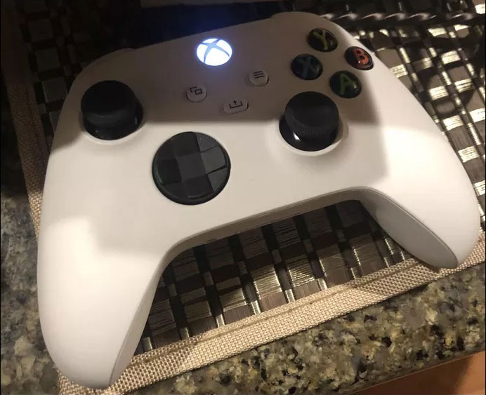 , Xbox Series X: Φωτογραφία του controller σε λευκό γεννάει ερωτήματα