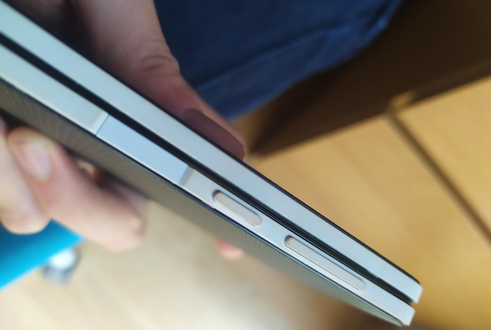 Surface Duo, Surface Duo: Νέο πρόβλημα για τους χρήστες, κιτρινίζει το πλαστικό frame