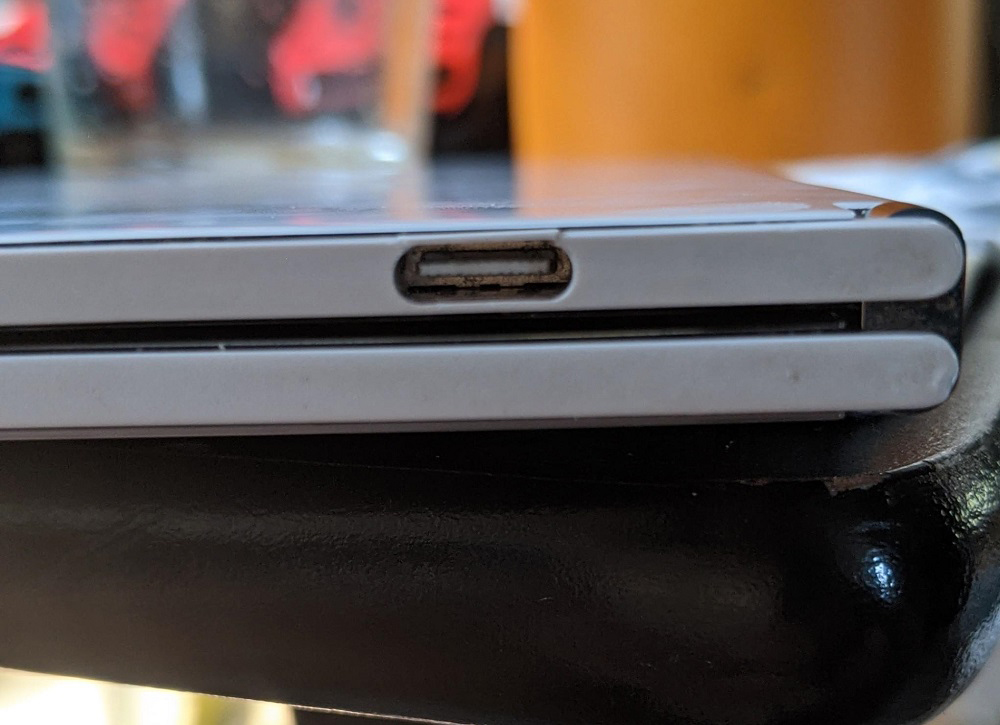 , Microsoft Surface Duo: Το frame σπάει γύρω από τη θύρα USB-C