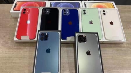 iPhone 12: Ποζάρουν σε όλα τα χρώματα σε live φωτογραφία