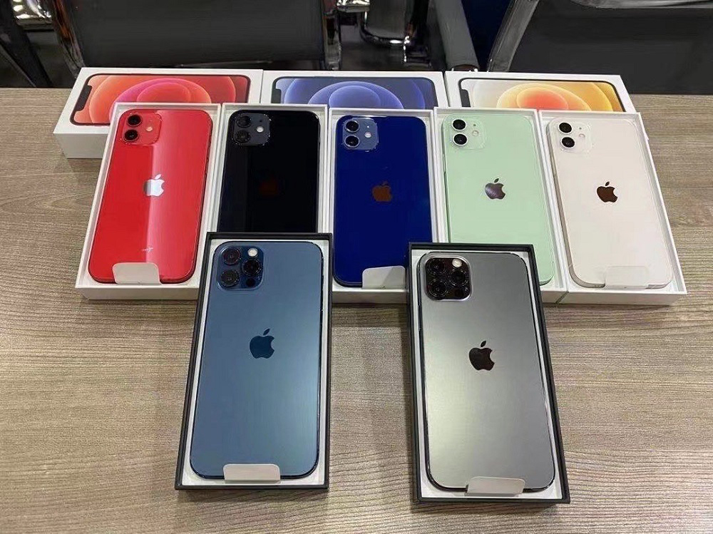 iPhone 12, iPhone 12: Ποζάρουν σε όλα τα χρώματα σε live φωτογραφία