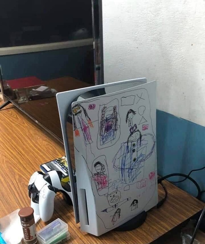 PlayStation 5, Κάτοχος είδε το PlayStation 5 του να μετατρέπεται σε… πίνακα ζωγραφικής από το παιδί του
