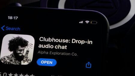 To Clubhouse ανοίγει chats μέσα σε ένα voice room