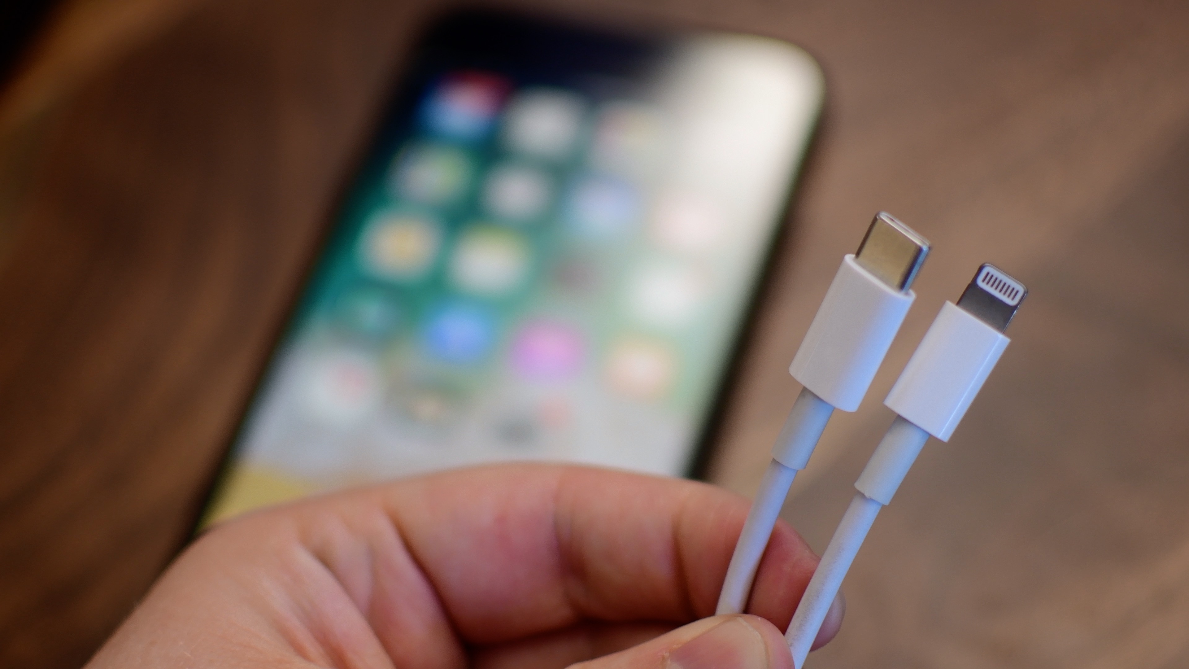 , H Κομισιόν πιέζει την Apple να βάλει USB Type C στο iPhone