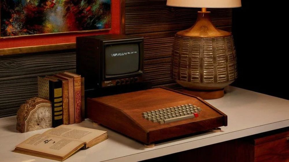 , Σπάνιος υπολογιστής Apple-1 σε θήκη από ξύλο Koa “πιάνει” 500.000$ σε δημοπρασία