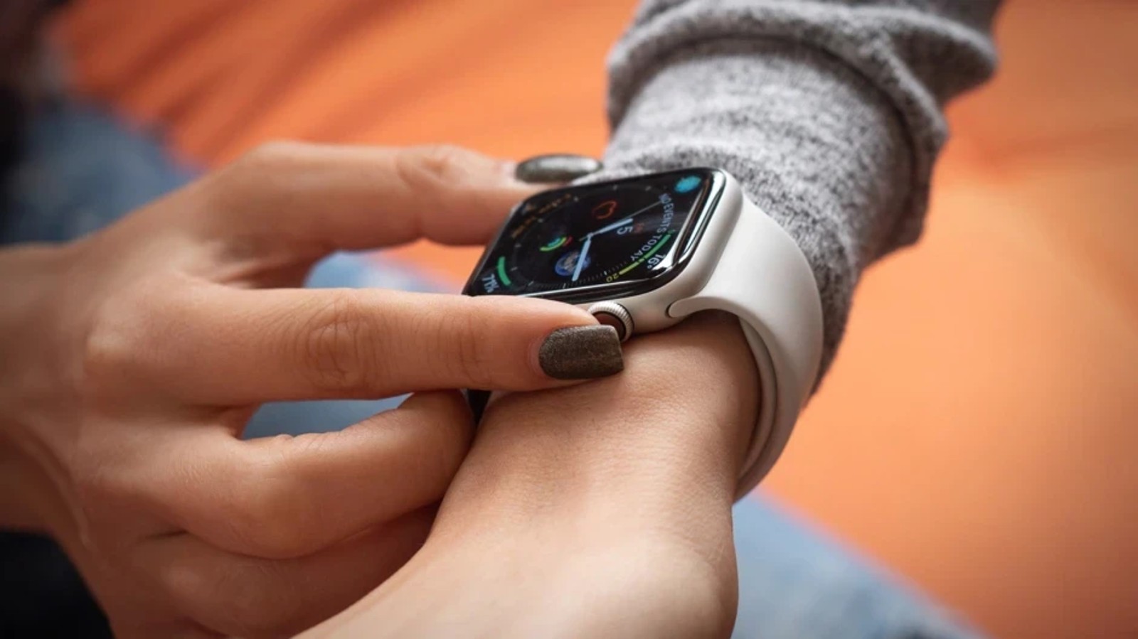 , Η νέα διαφήμιση της Apple σας προκαλεί να φανταστείτε ότι πεθαίνετε μόνοι σας χωρίς ένα ρολόι στον καρπό σας