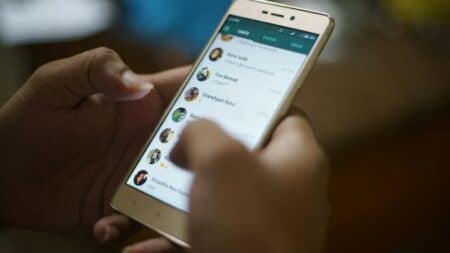 Πόσες ώρες την ημέρα είμαστε “κολλημένοι” στο smartphone μας;