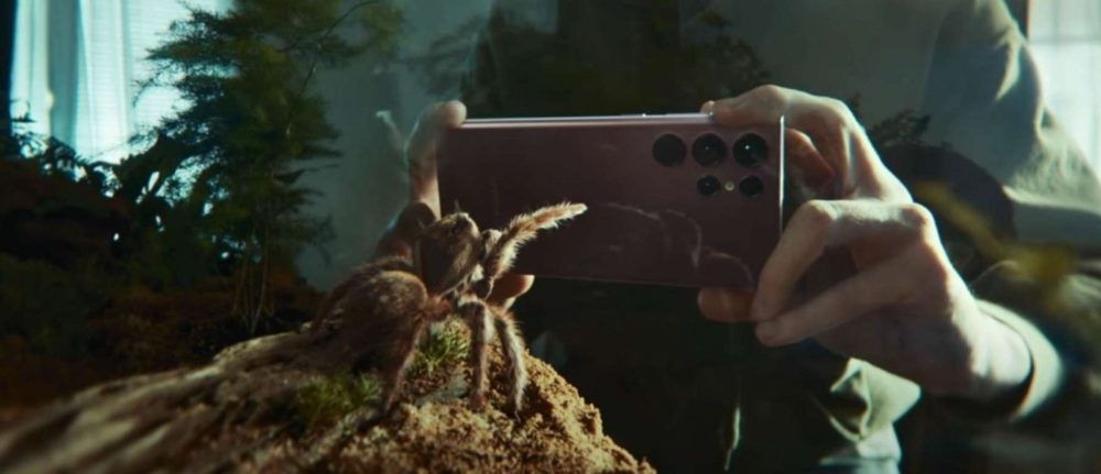 Samsung, Samsung Galaxy S22 Ultra: Στο σποτ για τον Άγιο Βαλεντίνο το ερωτεύεται μια… αράχνη