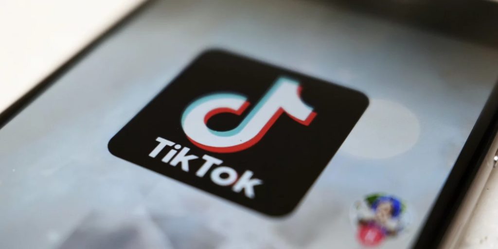 TikTok, Σκηνοθέτης κατηγορεί το TikTok ότι επιτρέπει υβριστικά σχόλια σε βίντεο