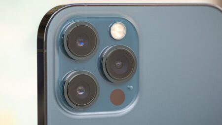 iPhone 14 Pro: Εικόνες αποκαλύπτουν πιο παχύ σώμα και δύο εγκοπές οθόνης