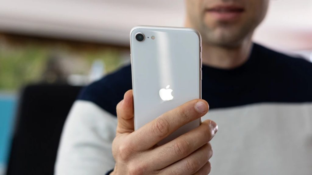 iphone se, Apple: Οι επενδυτές “βλέπουν” μειωμένα έσοδα λόγω της χαμηλής ζήτησης του iPhone SE
