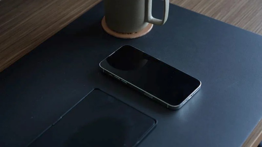 iphone 14, iPhone 14 Hands-on: Dummy μοντέλα δείχνουν τις αλλαγές σε σχεδιασμό και κάμερα