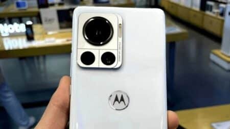 Motorola Edge 30 Pro: Με οθόνη pOLED και αισθητήρα 200 MP