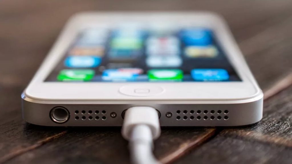 iphone, Gurman: Τα iPhone θα αποκτήσουν USB-C του χρόνου αλλά είναι απλώς ένα “προσωρινό μέτρο”