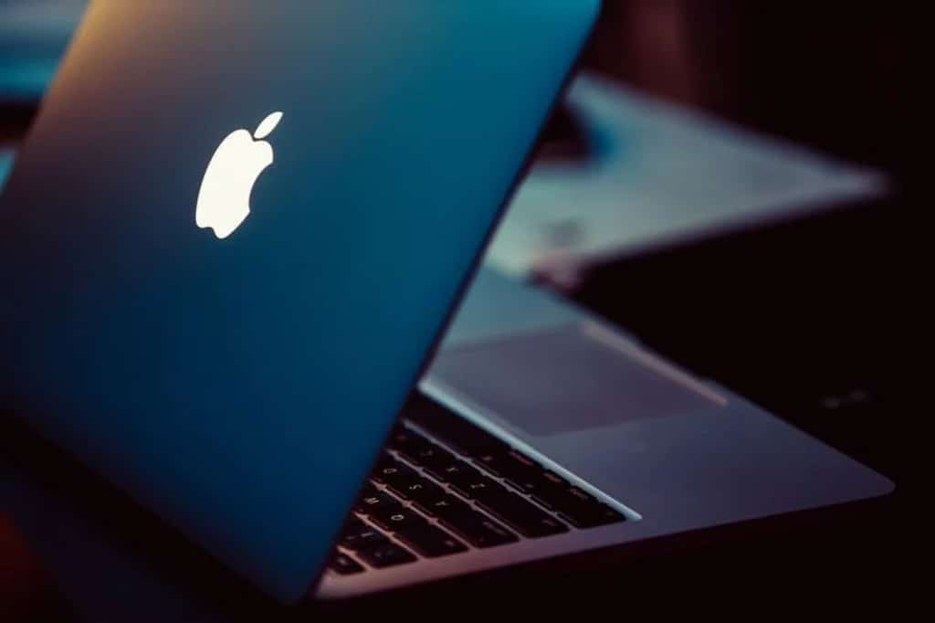 apple macbook, Ίσως επιστρέψει στα Macbook το λογότυπο της Apple με οπίσθιο φωτισμό