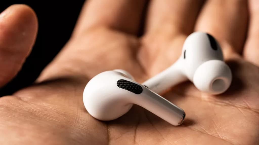 apple airpods, Gurman: Τα AirPods θα αποκτήσουν χαρακτηριστικά βελτίωσης της ακοής