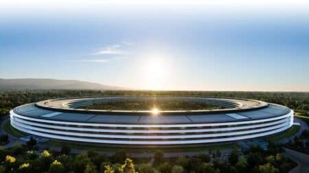 Η Apple παγώνει τις προσλήψεις για μείωση κόστους