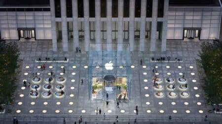Τον λήστεψαν με το που αγόρασε 300 iPhone από το Apple Store