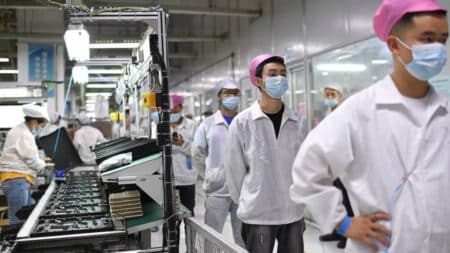 Foxconn: Προσφέρει στους εργαζόμενους 1.400 $ για να σταματήσουν τις διαμαρτυρίες και να φύγουν από την «πόλη του iPhone»