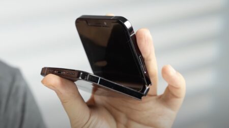 To foldable iPhone παίρνει σάρκα και οστά χάρη σε DIY project