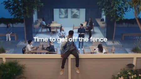 «Αυτό κάνουμε, περιμένουμε»: H Samsung χλευάζει -πάλι- την Apple για την έλλειψη foldable