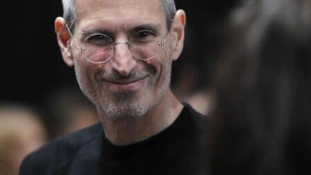 Tα σανδάλια του Steve Jobs πουλήθηκαν για σχεδόν 220.000 $