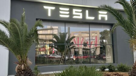 Ανοίγει το πρώτο κατάστημα Tesla στην Ελλάδα