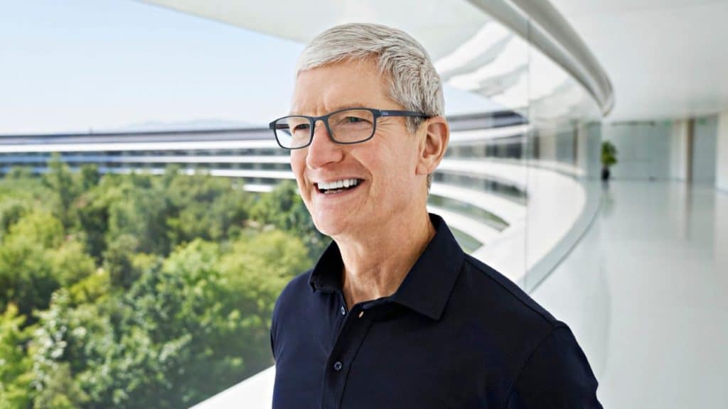 Apple Tim Cook, Apple: Μείωση 40% στον μισθό του Tim Cook
