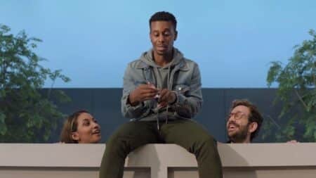 “The Galaxy Awaits You”: Η Samsung καλεί τους χρήστες iPhone να αγοράσουν το Z Flip 4