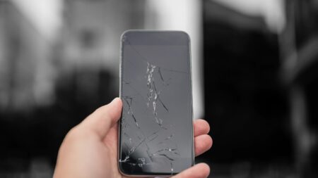 H Xiaomi δοκιμάζει εάν η οδοντόκρεμα αφαιρεί τελικά τις γρατσουνιές από την οθόνη ενός smartphone
