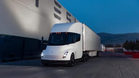 Tesla: Παρέδωσε το πρώτο ηλεκτρικό Semi truck με… πέντε χρόνια καθυστέρηση