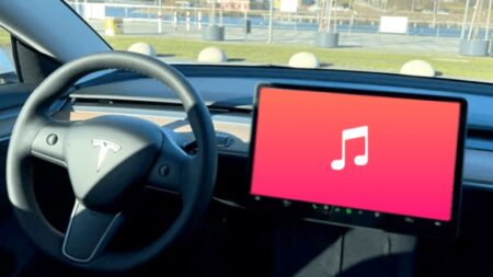 Η Apple Music έρχεται σύντομα στα Tesla – Στην “γωνία” περιμένει και η Steam