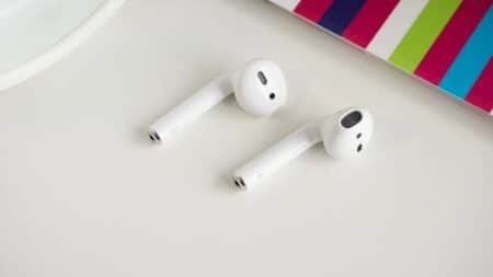 Apple: Φέρεται να εργάζεται πάνω σε οικονομικά AirPods, τα AirPods Lite