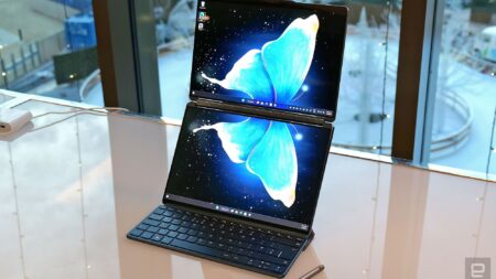 Η Lenovo παρουσίασε το πρώτο OLED laptop με διπλή οθόνη